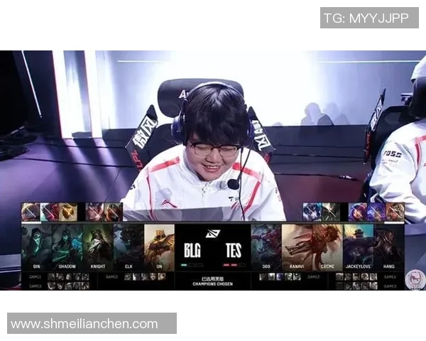 台下的Shadow紧张关注团战局势期待队伍逆转胜利的瞬间